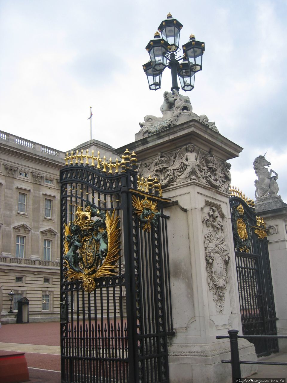 Ворота Букингемского Дворца в Лондоне Лондон, Великобритания