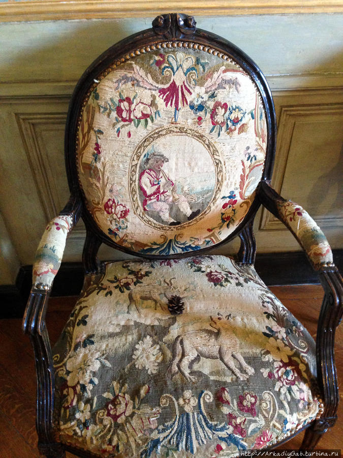 Вот такая деликатно, вместо шикающей бабушки с голубыми волосами, посетителей просят не использовать старинную мебель по ее прямому назначению Гриньян, Франция