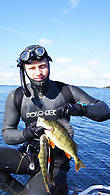 подводный рыбак :) или охотник на рыбу под водой