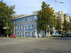 Старинное здание на углу улиц Екатерининская и Н.Островского — бывший дом купца Заушицына, построеный в конце XIX века.