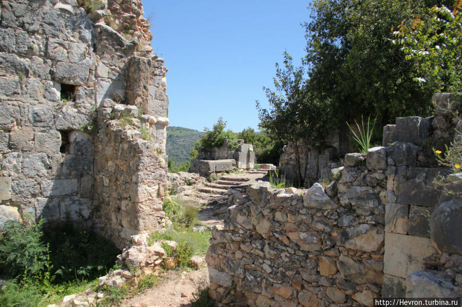 Монфор — крепость Тевтонского ордена Крепость Монфор, Израиль Монфор — крепость Тевтонского ордена Крепость Монфор, Израиль