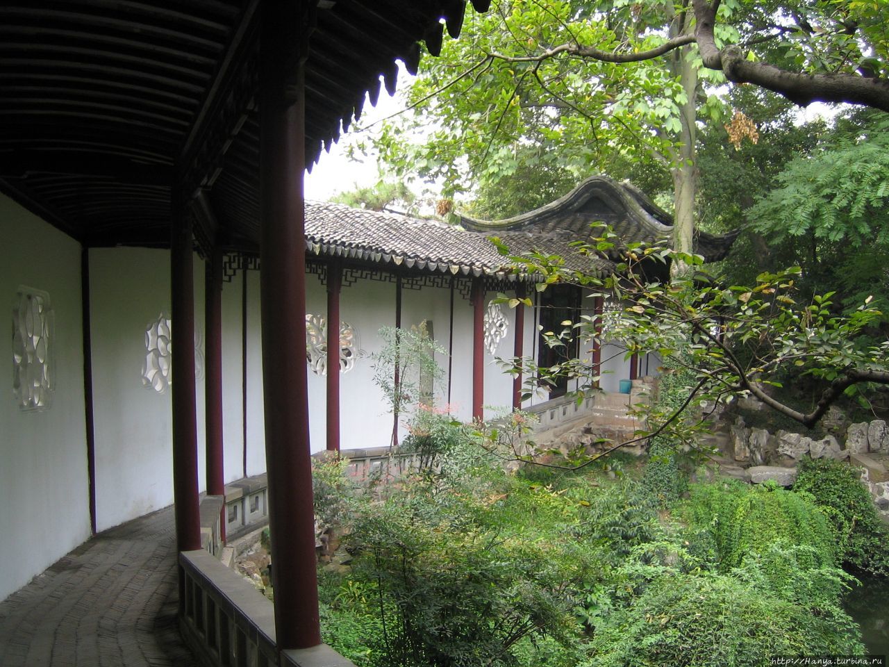 Сучжоу. Сад  вздымающихся волн – старейший сад в городе Сучжоу, Китай