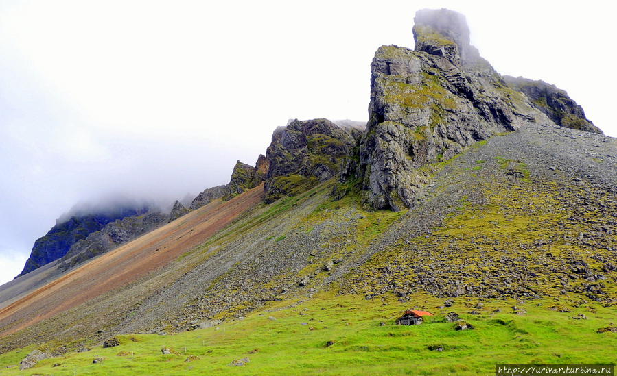 Исландский пейзаж. Домик под горой Хёфн, Исландия