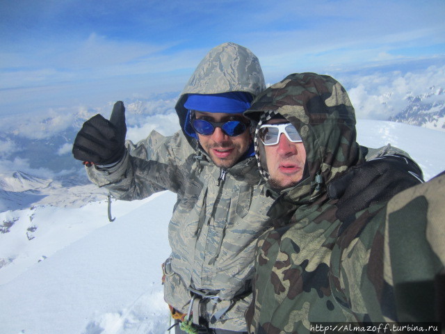 Андрей Алмазов и Саша Иванов на вершине Казбека Степанцминда, Грузия