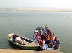 Паломники собираются плыть на правый, пустынный берег Ганги