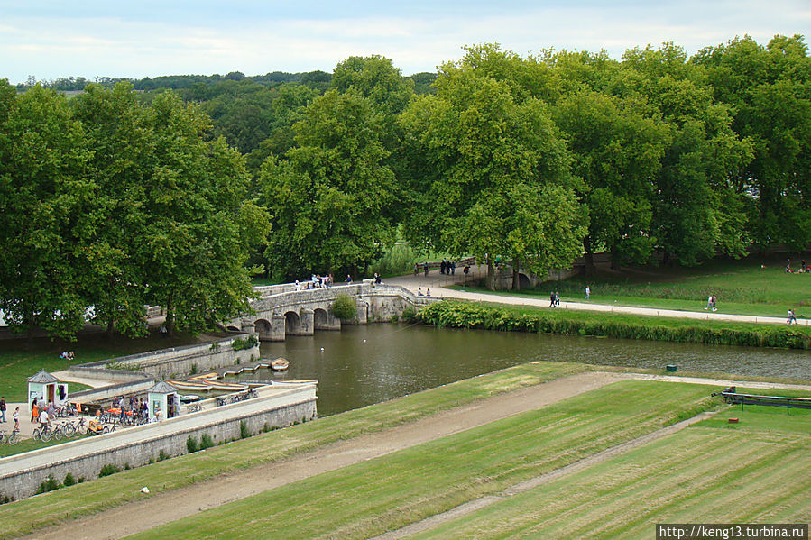 Сотни каминных труб охотничьего домика — замка Шамбор Шамбор, Франция Сотни каминных труб охотничьего домика — замка Шамбор Шамбор, Франция