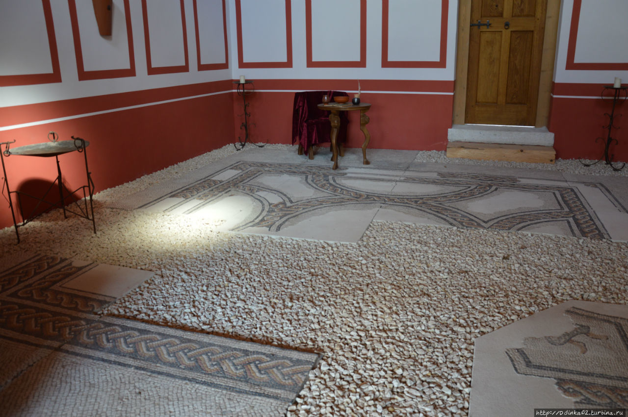 сохранившаяся мозаика на полу и декор стен Петронелль-Карнунтум, Австрия