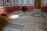 сохранившаяся мозаика на полу и декор стен
