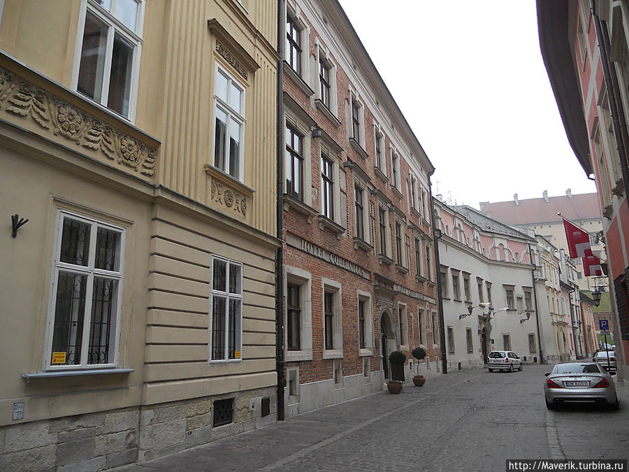 С этими узкими улочками Кракова тесно связана судьба таких выдающихся и всемирно известных жителей, как Николай Коперник; Станислав Лем; Кароль Войтыла( папа Римский Иоанн Павел II ). С этими узкими улочками Кракова тесно связана судьба таких выдающихся и всемирно известных жителей, как Николай Коперник; Станислав Лем; Кароль Войтыла( папа Римский Иоанн Павел II ).