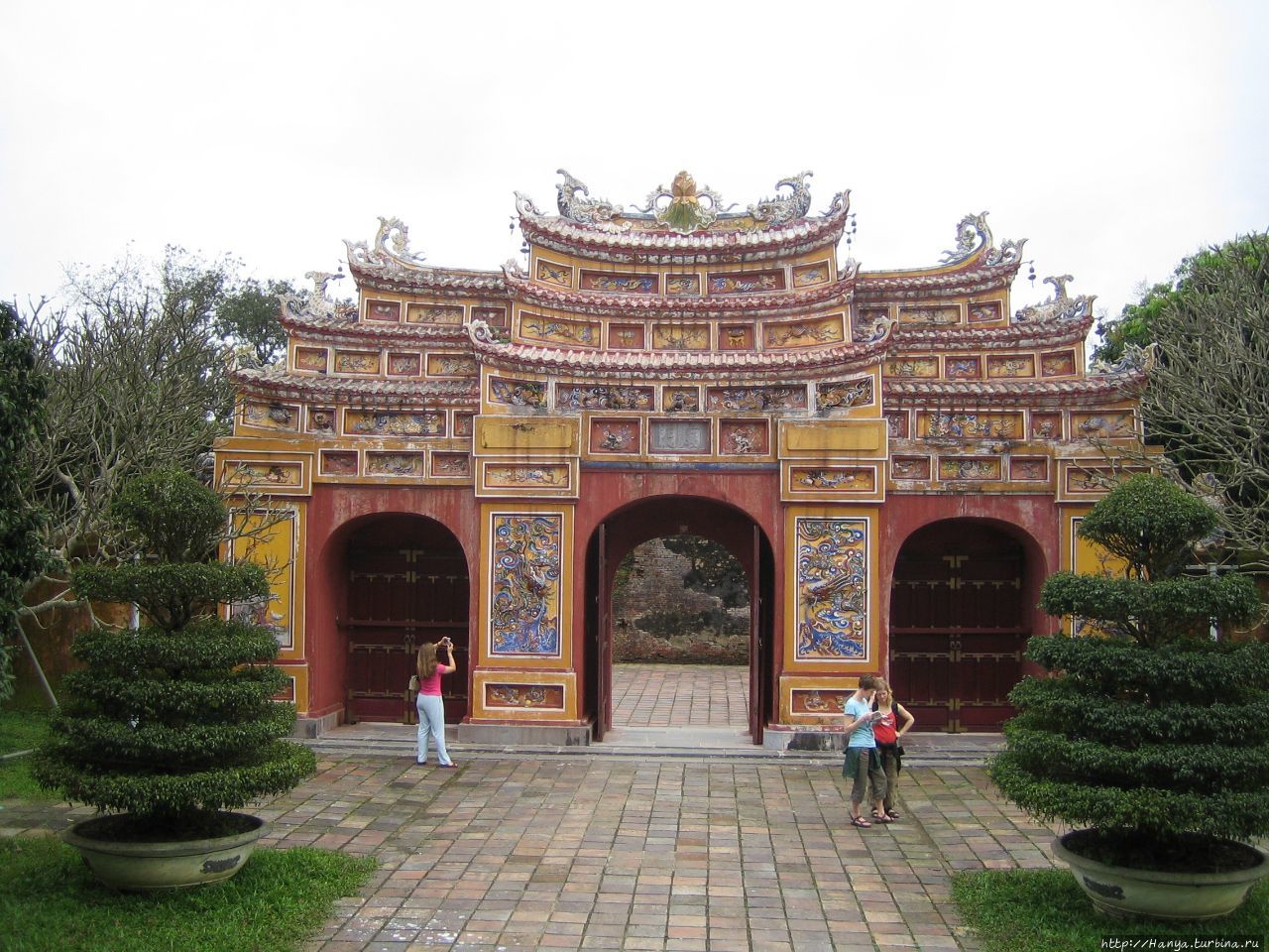 Хюэ. Хюэ. Императорский город. Отреставрированные декоративные ворота Хюэ, Вьетнам