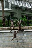 Скульптура, изображающая прыгающих в воду детей