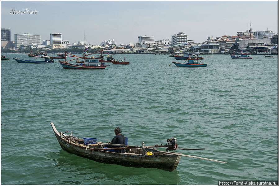 Рыбаки в лодках. Тайцы питают необычайную страсть к лодкам — у них многое в жизни связано с лодками. Хотя бы взять — плавучие рынки. На них мы побываем позже...
* Паттайя, Таиланд