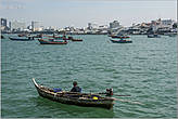 Рыбаки в лодках. Тайцы питают необычайную страсть к лодкам — у них многое в жизни связано с лодками. Хотя бы взять — плавучие рынки. На них мы побываем позже...
*