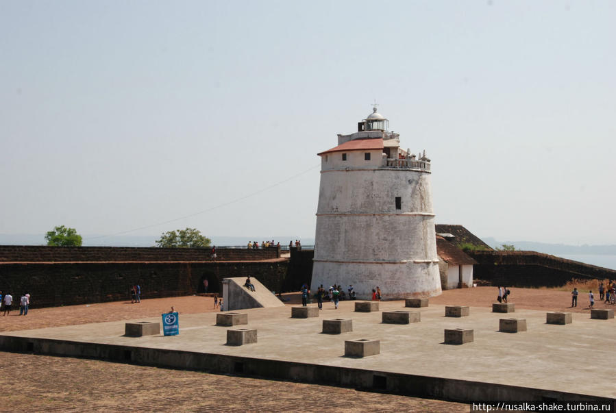 Форт Агуада, прогулка по солнцепёку Кандолим, Индия Форт Агуада, прогулка по солнцепёку Кандолим, Индия