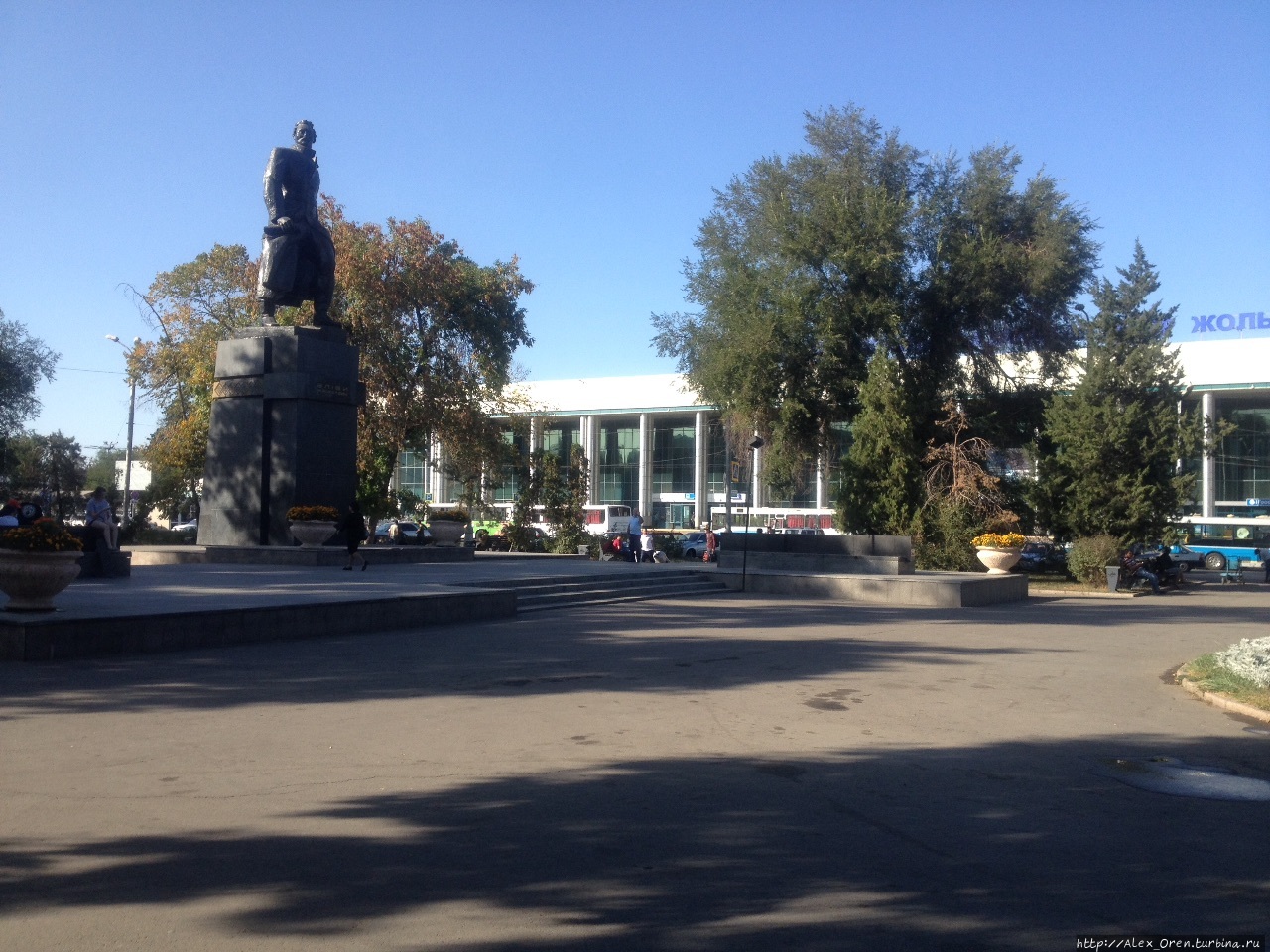 На площади перед вокзалом Алма-Ата I памятник Джангильдину, установлен в 1975 году.  
Джангильдин — партийный функционер работал в 1920-е годы в Оренбурге, когда Оренбург был столицей Казахской АССР Алматы, Казахстан