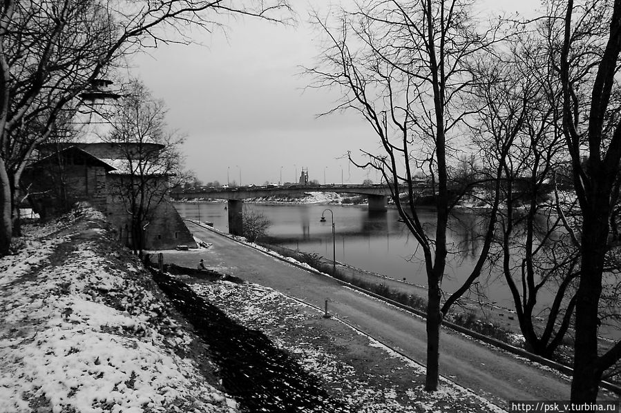 В далеке еще одна постройка века! Центральный дом юных пионеров, так и недостроенный в советские года В далеке еще одна постройка века! Центральный дом юных пионеров, так и недостроенный в советские года