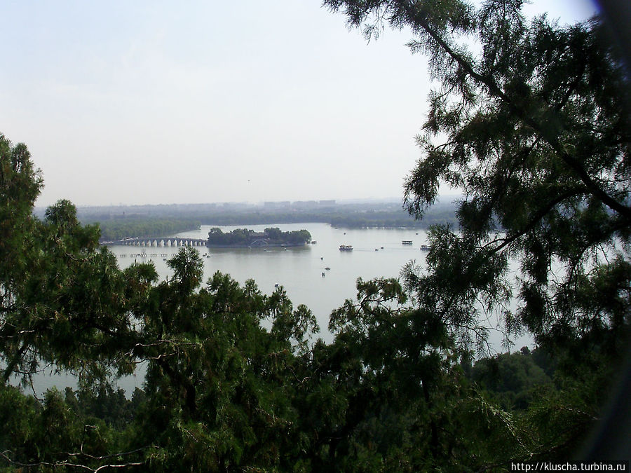 Озеро, на нем несколько маршрутов для передвижения на стилизованных судах, можно взять лодку, типа катамаран и самостоятельно плавать по озеру Озеро, на нем несколько маршрутов для передвижения на стилизованных судах, можно взять лодку, типа катамаран и самостоятельно плавать по озеру