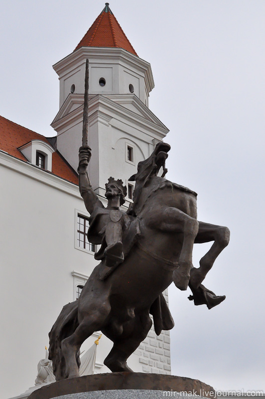 На площади перед замком стоит памятник князю Святополку. Братислава, Словакия