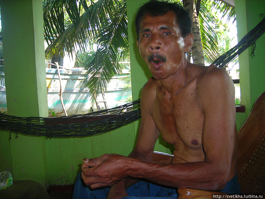 Сирипала жует битель, вместо сигарет. Тангалла, Шри-Ланка