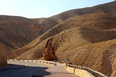 Справа по дороге виден оригинальный памятник. Он поставлен экстремалам, погибшим в  горах.