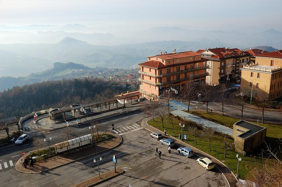 Уже от автобусной остановки открываются красивые виды Сан-Марино, Сан-Марино