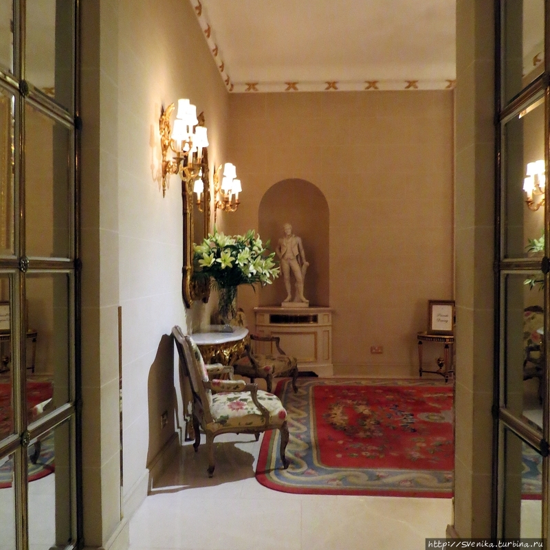 Чаепитие в отеле Ритц Лондон, Великобритания Чаепитие в отеле Ритц Лондон, Великобритания