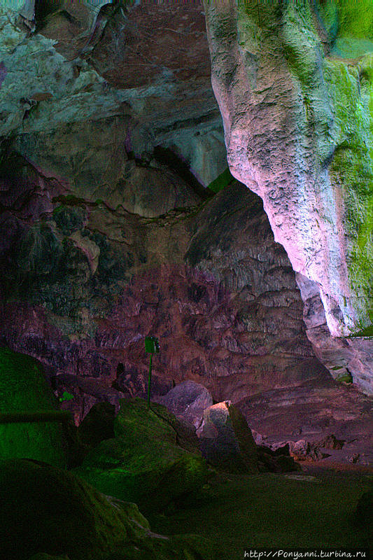 Туманная пещера у замка Лихтенштайн Ройтлинген, Германия