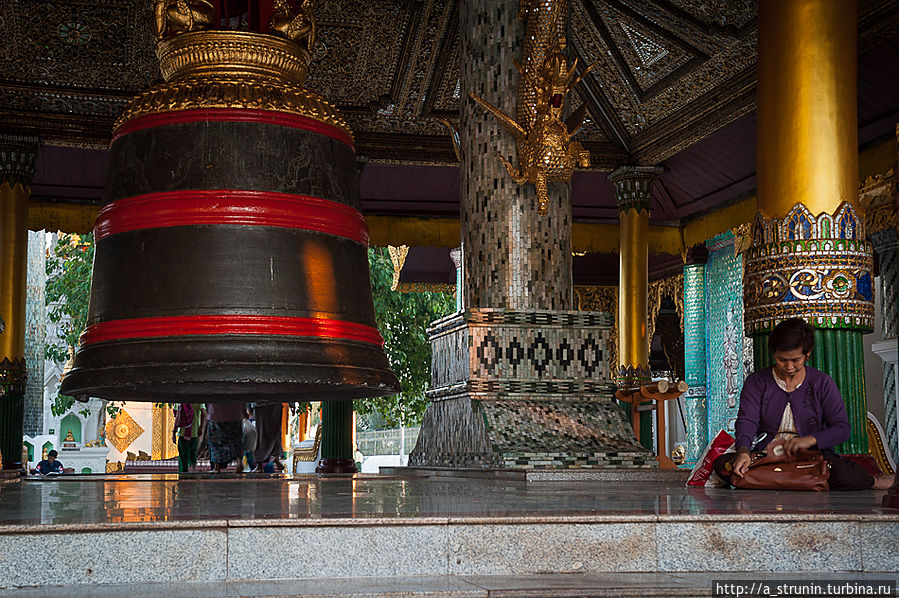 В храме духа своего Янгон, Мьянма