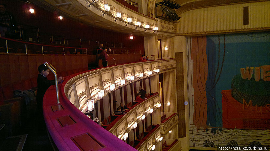 левая сторона, балкон, первый ряд (у нас билеты на правой стороне балкона, поэтому мы потом перешли на другую сторону)
Здесь тоже есть стоячее место (поручень, на который можно опереться) левая сторона, балкон, первый ряд (у нас билеты на правой стороне балкона, поэтому мы потом перешли на другую сторону)
Здесь тоже есть стоячее место (поручень, на который можно опереться)