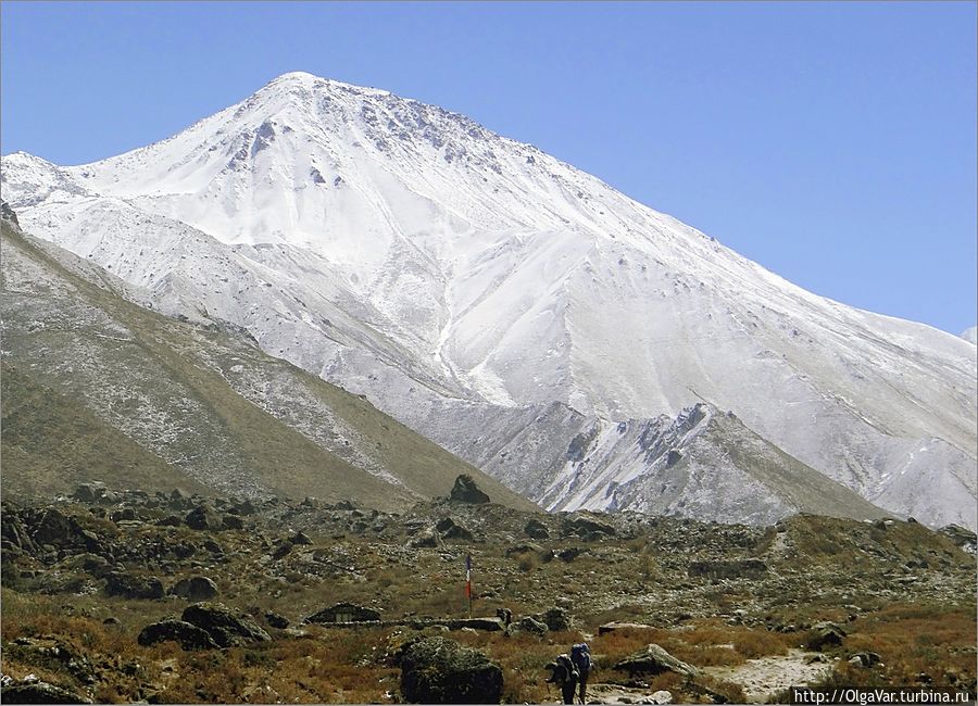 Но главной горной достопримечательностью долины Лангтанг считается гора Лантанг  Лирунг. Она, хоть и выше (7227 м), но уж слишком правильная... Лангтанг, Непал