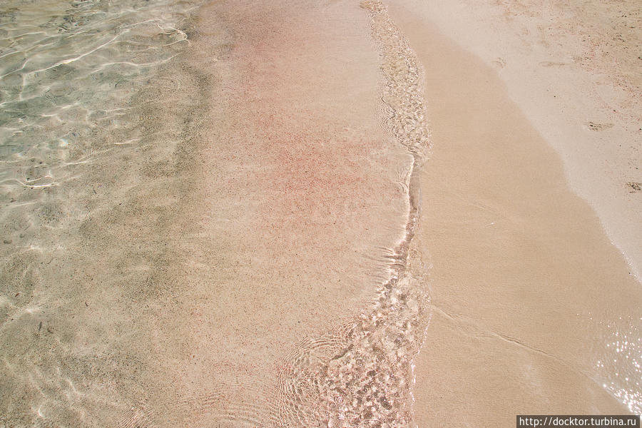 Красноватый оттенок песка — из-за мелких частиц кораллов Киссамос, Греция