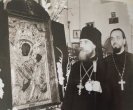 Епископ Иоанн (Гарклавс) и о. Алексий Ионов с Тихвинской иконой Божией Матери в Канаде. Весна 1950 года. Из интернета