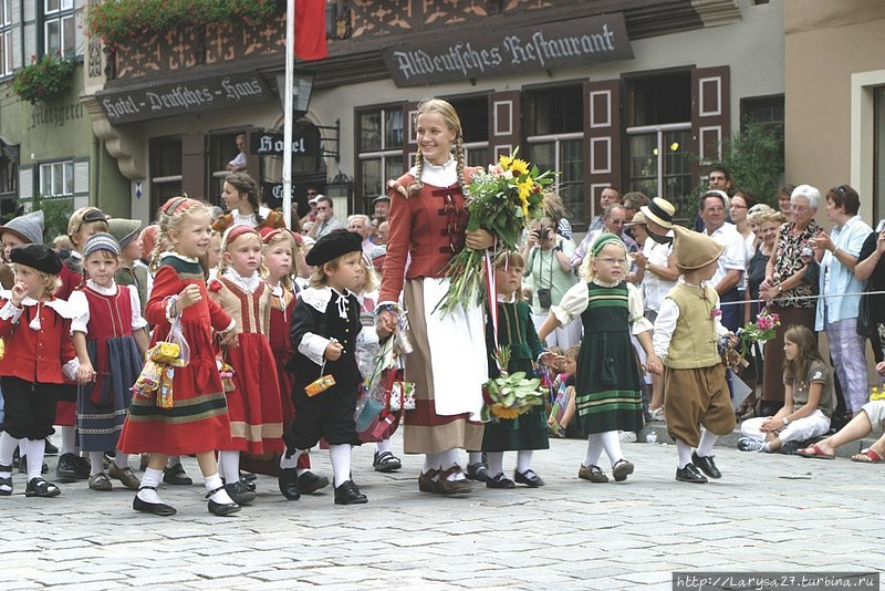 Шествие детей во время праздника Киндерцехе. фото из нета Динкельсбюль, Германия