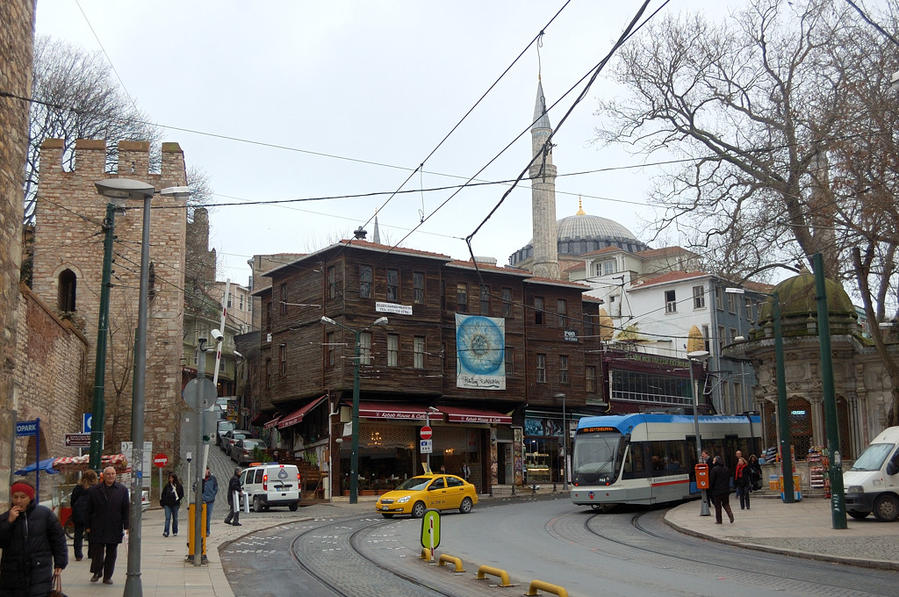 Стамбульский трамвай и аутентичное деревянное здание Стамбул, Турция