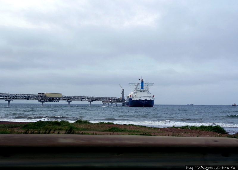 Заправка танкера сжиженным газом. Южно-Сахалинск, Россия