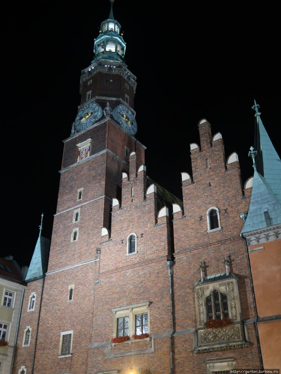 Вид на ратушу от памятника Alexander Fredro. Вроцлав, Польша