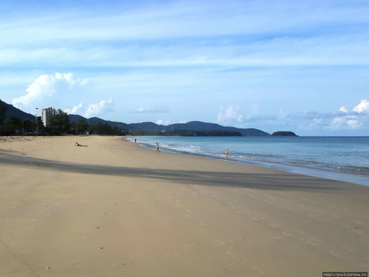 Вид на Карон с отельного пляжа Карон, Таиланд