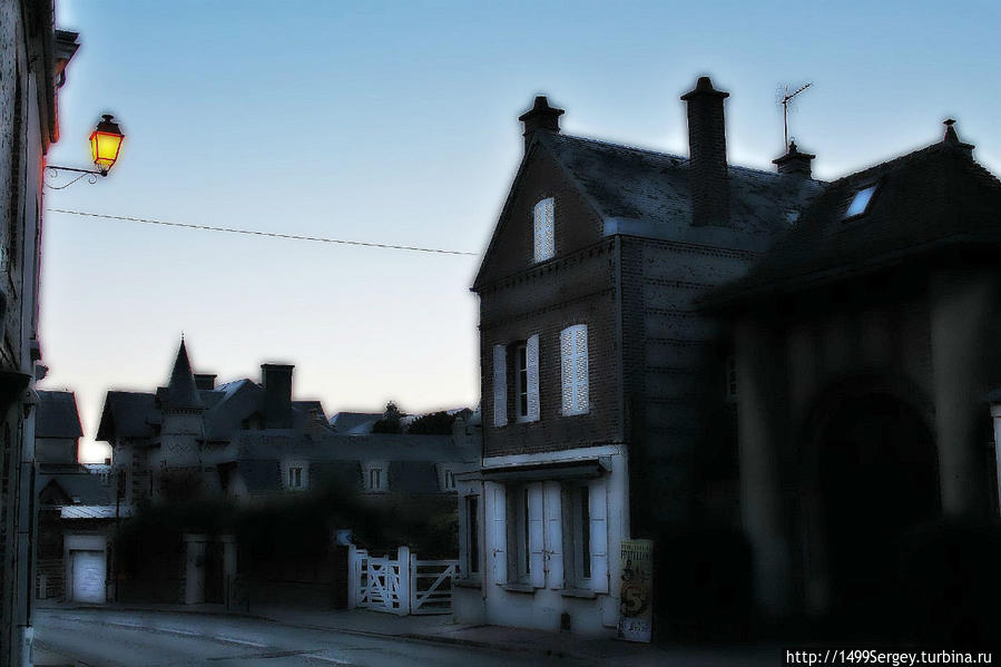 Ночь, улица, фонарь и астероид В612 Этрета, Франция