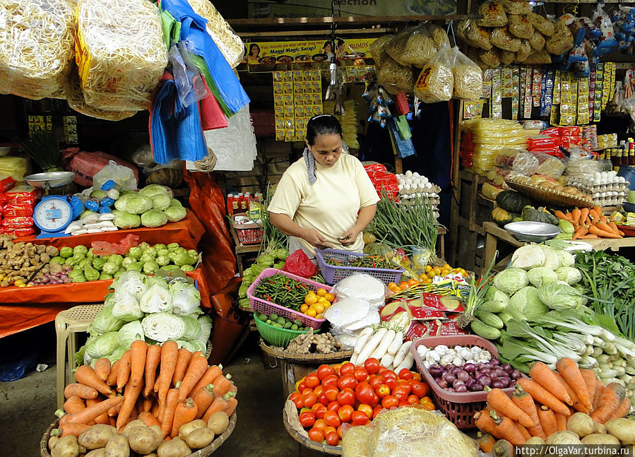 * Ассортимент на городском рынке радует и глаз и желудок. Это — овощной отдел Хагна, остров Бохол, Филиппины