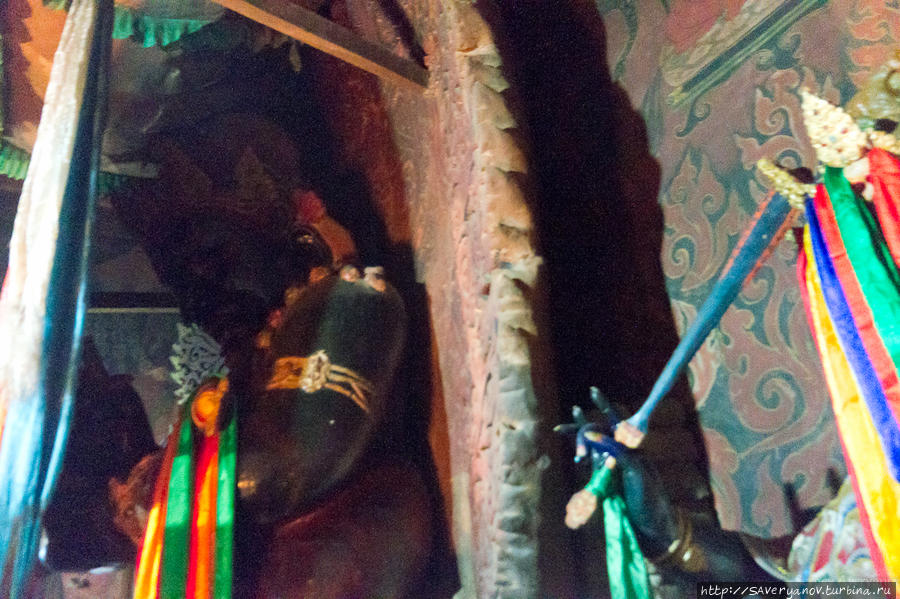Охранитель в одном из храмов в Ташилунпо. Находится за занавеской, снято почти в полной темноте Тибет, Китай