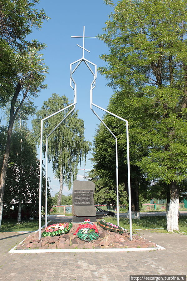 Здесь недалеко от отделения милиции располагается и памятник воинам, погибшим в Афганистане.. Петриков, Беларусь