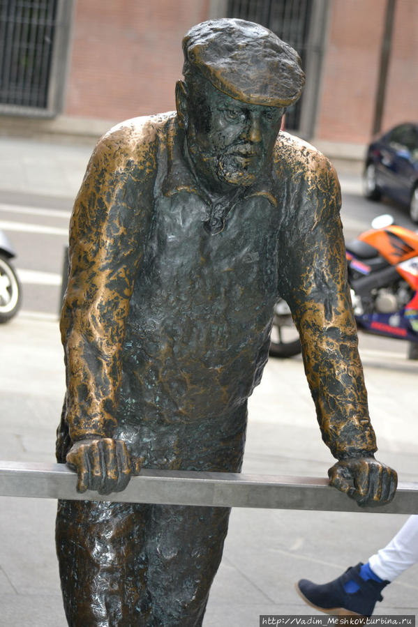 Скульптура Любопытный старик. Мадрид, Испания