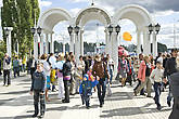 За этой аркой — Адмиралтейская площадь — любимое место молодежи. Здесь часто проводятся рок-концерты...
*