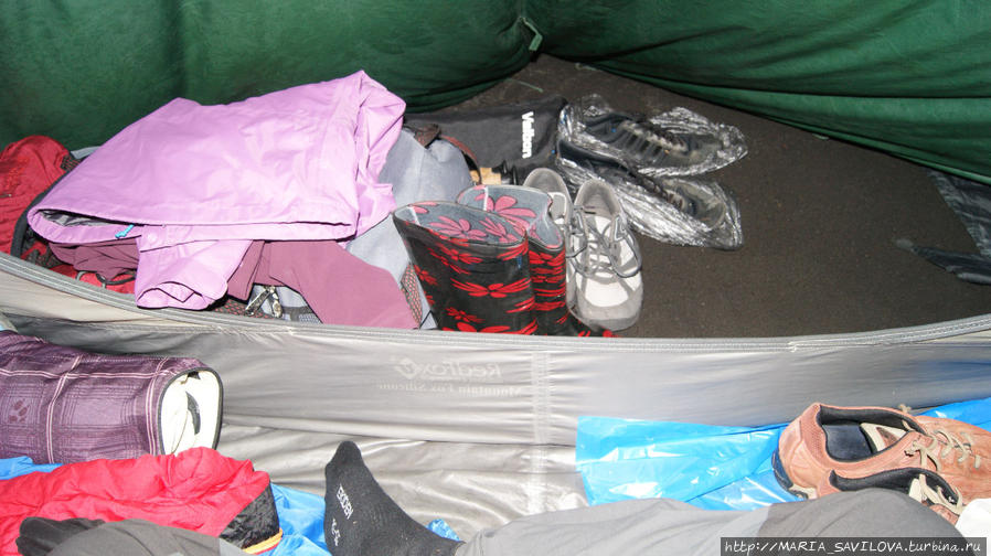Моя половина палатки. Все, что хочется одеть утром теплым спит вместе со мной в спальнике Камчатский край, Россия