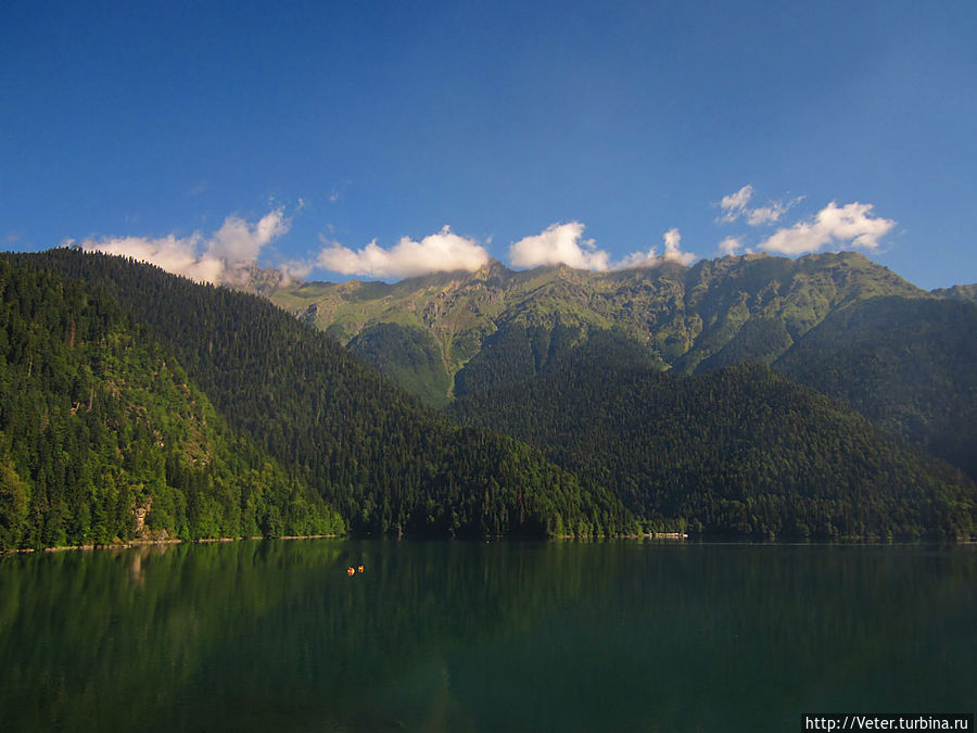 Берега Рицы изрезаны, местами представляют собой нодоступный обрыв. Рица Реликтовый Национальный Парк, Абхазия