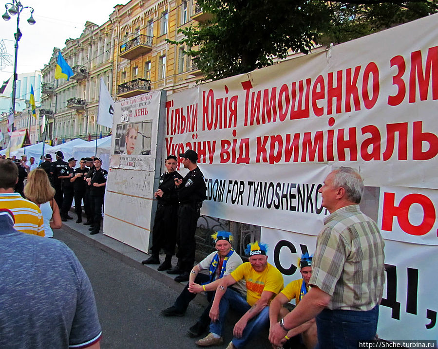 рядом пикет в поддержку Юлии Тимошенко, удивлен, что его не убрали... Киев, Украина