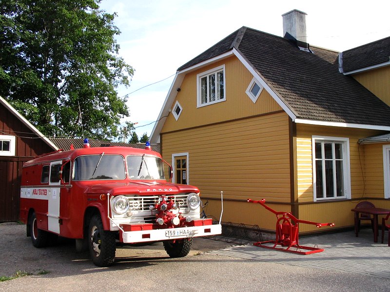 У пожарной части Кярдла, остров Хийумаа, Эстония