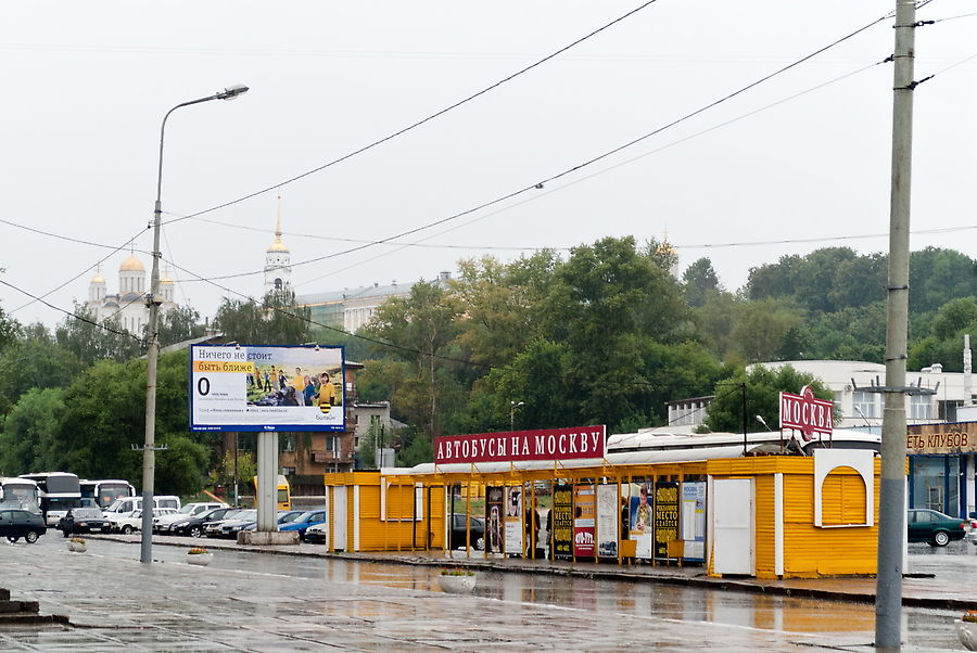 Помимо памятников тут еще есть современный город. Помимо памятников тут еще есть современный город.