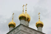Если верить интернету, то Никита Михалков пожертвовал деньги на золотые купола Воскресенского храма.