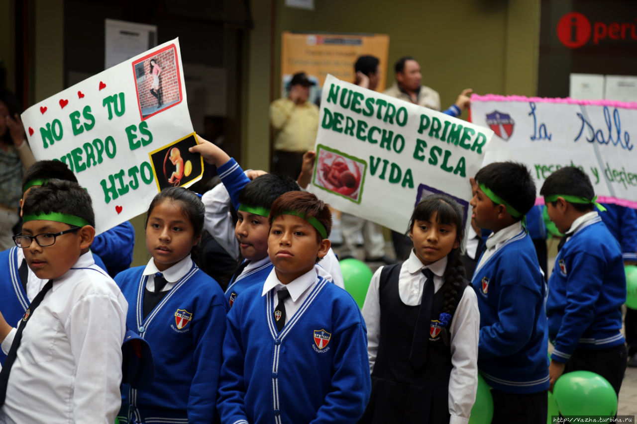 Город Агуас-Кальентес и детское шествие в нём Агуас-Кальентес, Перу